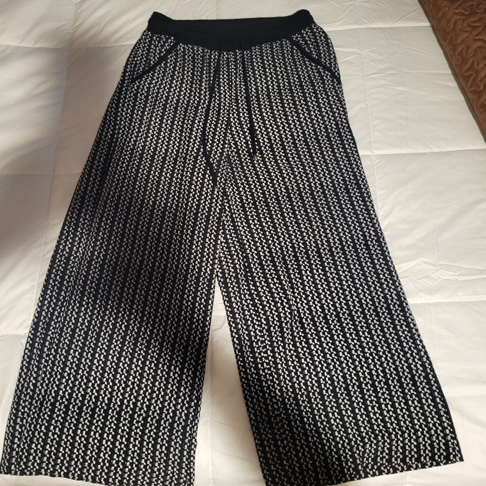 Stylish Black and White Women's Capris  By Max Studio Size Medium Lightweight
